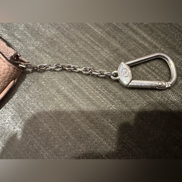 AUTHENTIC LV Key Pouch
PO.CLES MM MAHINA MAGNO
M69508 - Picture 6 of 10